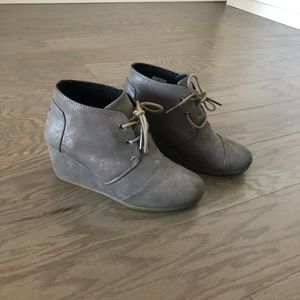 Toms  Desert Wedge Gunmetal Metallic 7.5